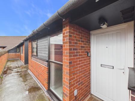 2 bedroom Flat to let in Hamnett Court, Birchwood, Warrington, WA3