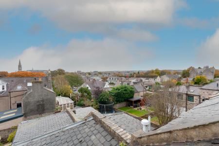 4 bedroom Flat for sale in Richmondhill Place, Aberdeen, AB15