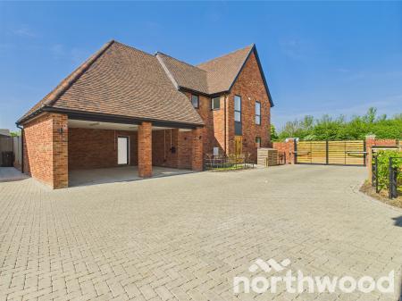 5 bedroom Detached house for sale in Meadow Farm, Great Chart, Ashford, TN23 3UW
