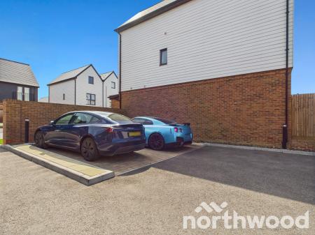 2 bedroom Apartment for sale in Highwood Drive, Chilmington Lakes, Ashford, TN23