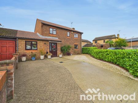 4 bedroom Link detached house for sale in Red Tree Orchard, Singleton, Ashford, TN23