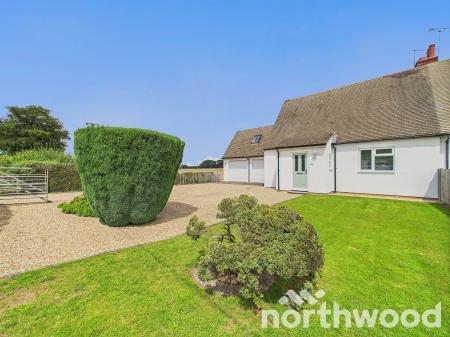 4 bedroom Bungalow for sale in Waterside Terrace, Great Chart, Ashford, TN23