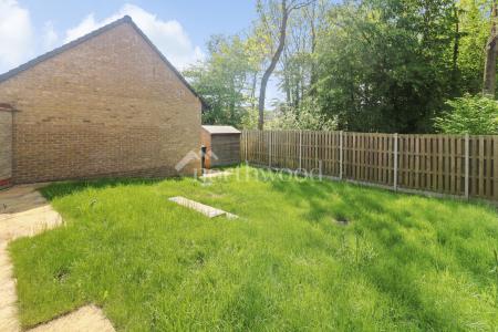 3 bedroom Semi-detached house to let in John Haselden Crescent, Repton Park, Ashford, TN23