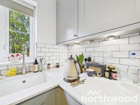 2 bedroom Terraced House to let in Lodge Close, Singleton, Ashford, TN23