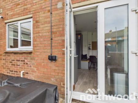3 bedroom Semi-detached house to let in Northumberland Avenue, Kennington, Ashford, TN24