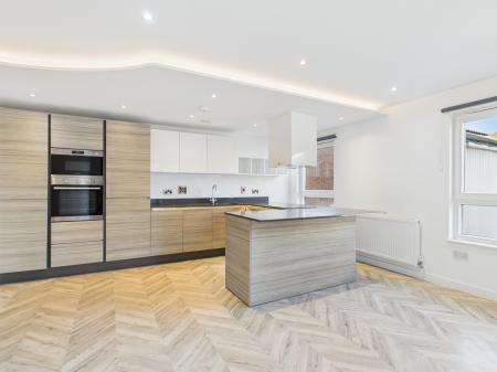 2 bedroom Flat to let in Victoria Crescent, Victoria Point, Ashford, TN23