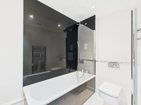 2 bedroom Flat to let in Victoria Crescent, Victoria Point, Ashford, TN23