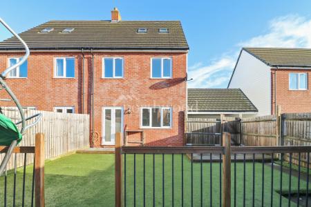 4 bedroom Semi-detached house to let in Sir John Killick Road, Repton Park, Ashford, TN23