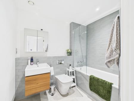 2 bedroom Flat for sale in George Street, Victoria Point, Ashford, TN23