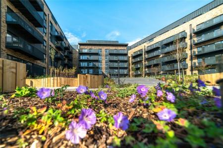 2 bedroom Flat for sale in George Street, Victoria Point, Ashford, TN23