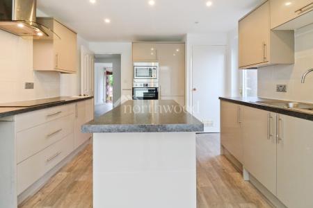 5 bedroom Detached house for sale in Swan Lane, Sellindge, TN25