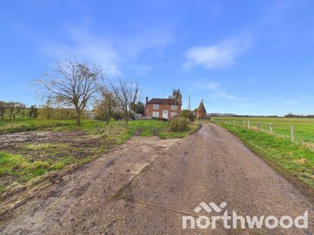 3 bedroom Flat to let in Canterbury Road, Boughton Aluph, TN25