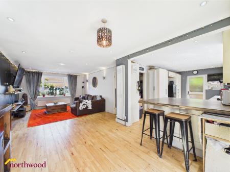 4 bedroom Detached house for sale in Chipperfield Park Road, Bloxham, OX15