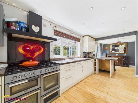 4 bedroom Detached house for sale in Chipperfield Park Road, Bloxham, OX15