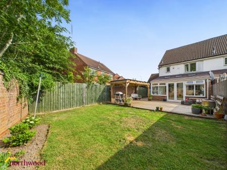 3 bedroom Semi-detached house for sale in Horsham Close, Banbury, OX16