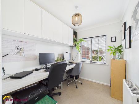 3 bedroom Semi-detached house for sale in Horsham Close, Banbury, OX16