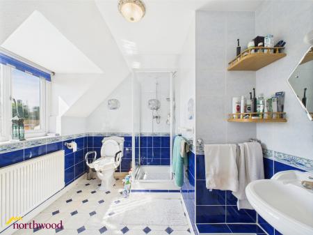 5 bedroom Detached house for sale in Lime Avenue, Banbury, OX16