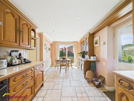 5 bedroom Detached house for sale in Lime Avenue, Banbury, OX16