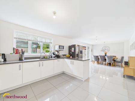 5 bedroom Detached house for sale in Reedmace Road, Bodicote, OX15