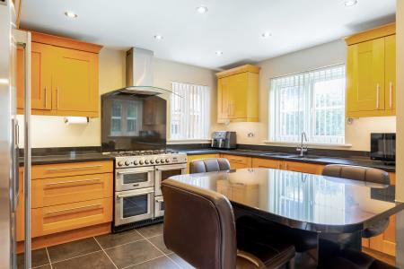 6 bedroom Detached house for sale in Slade Leas, Middleton Cheney, OX17