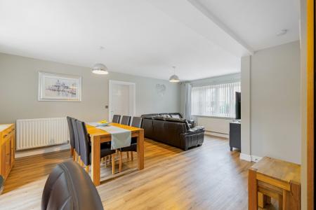 6 bedroom Detached house for sale in Slade Leas, Middleton Cheney, OX17