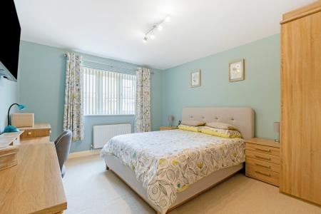 6 bedroom Detached house for sale in Slade Leas, Middleton Cheney, OX17