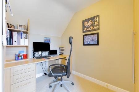 6 bedroom Detached house for sale in Slade Leas, Middleton Cheney, OX17