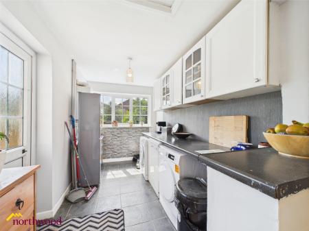 3 bedroom End of terrace house for sale in Sussex Drive, Banbury, OX16