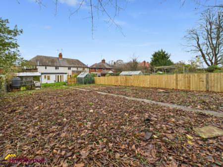 3 bedroom Semi-detached house for sale in Bloxham Road, Banbury, OX16