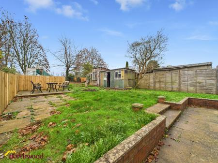 3 bedroom Semi-detached house for sale in Bloxham Road, Banbury, OX16