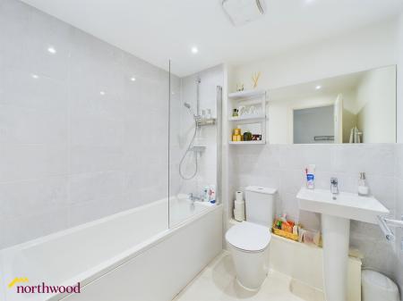 4 bedroom Detached house to let in Longdon Crescent, Bodicote, OX16