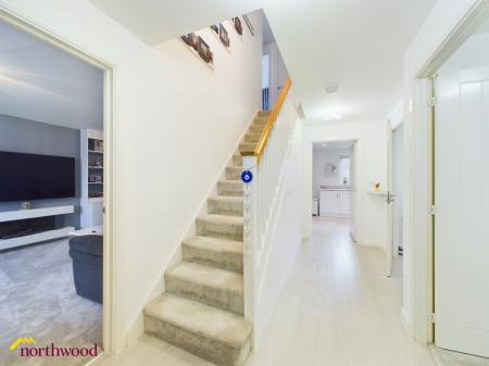 4 bedroom Detached house to let in Longdon Crescent, Bodicote, OX16