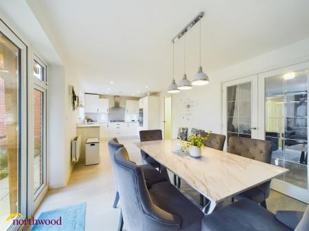 4 bedroom Detached house to let in Longdon Crescent, Bodicote, OX16