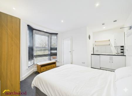 1 bedroom House share to let in High Street, Aylesbury, HP20