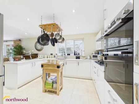 5 bedroom Detached house for sale in Reedmace Road, Banbury, OX15