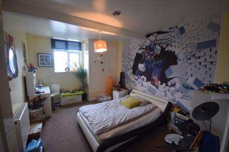 3 bedroom Flat to let in South Street, Torrington, EX38