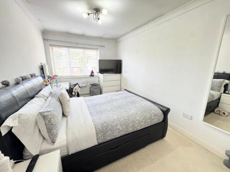 2 bedroom Flat for sale in Breadels Field, Beggarwood, Basingstoke, RG22