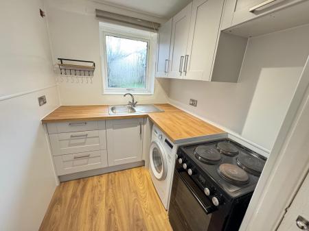 1 bedroom Studio flat to let in Tewkesbury Close, Popley, Basingstoke, RG24