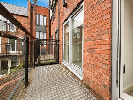 3 bedroom Town house to let in Queen Street, City centre, Hull, HU1