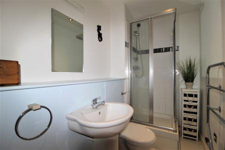 2 bedroom Flat to let in 55 Queens Dock Avenue, City centre, Hull, HU1