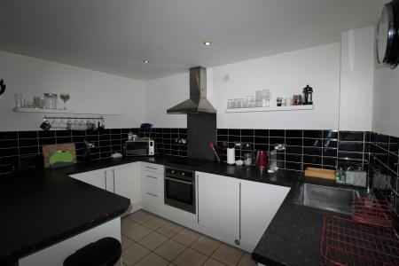 2 bedroom Flat to let in 55 Queens Dock Avenue, City centre, Hull, HU1