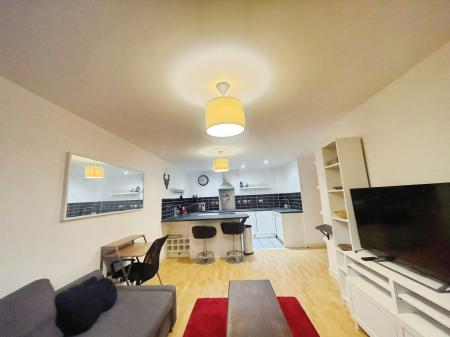 2 bedroom Flat to let in 55 Queens Dock Avenue, City centre, Hull, HU1