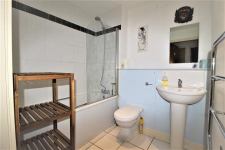 2 bedroom Flat to let in 55 Queens Dock Avenue, City centre, Hull, HU1