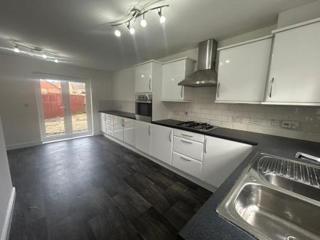 3 bedroom Semi-detached house to let in Hainsworth Park, Hull, HU6