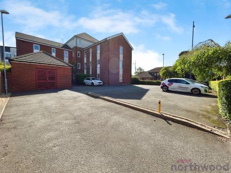 2 bedroom Flat for sale in Dean Lane, Failsworth, Manchester, M40