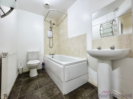 2 bedroom Flat for sale in Lilac Gardens, Bolton, BL3