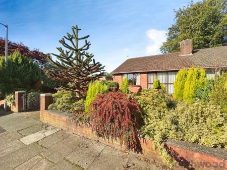 2 bedroom Bungalow for sale in Oakleigh Avenue, Bolton, BL3