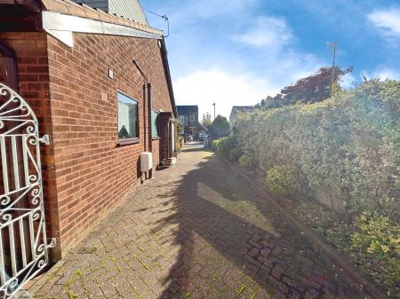 2 bedroom Bungalow for sale in Oakleigh Avenue, Bolton, BL3