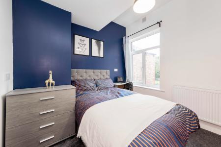 8 bedroom House share to let in Oldham Road, Failsworth, Manchester, M35