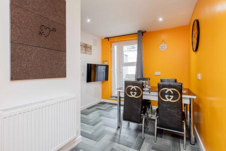 8 bedroom House share to let in Oldham Road, Failsworth, Manchester, M35